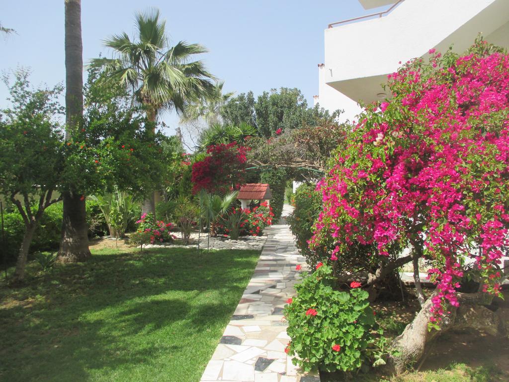 Tsialis Hotel Apartments Larnaca Eksteriør billede