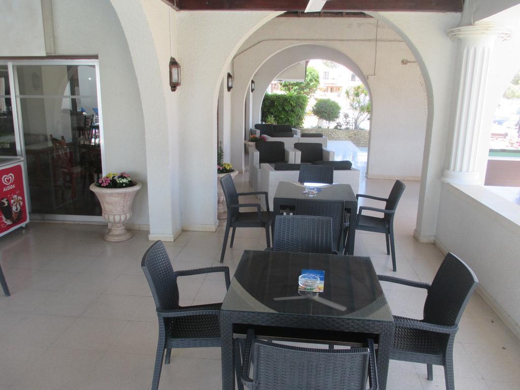 Tsialis Hotel Apartments Larnaca Eksteriør billede
